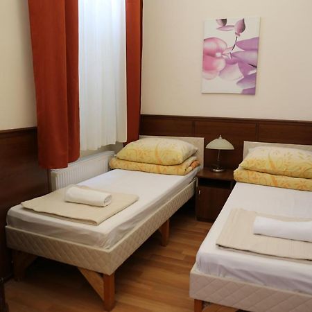 Peterfia Panzio Hotel เดเบรตเซน ภายนอก รูปภาพ