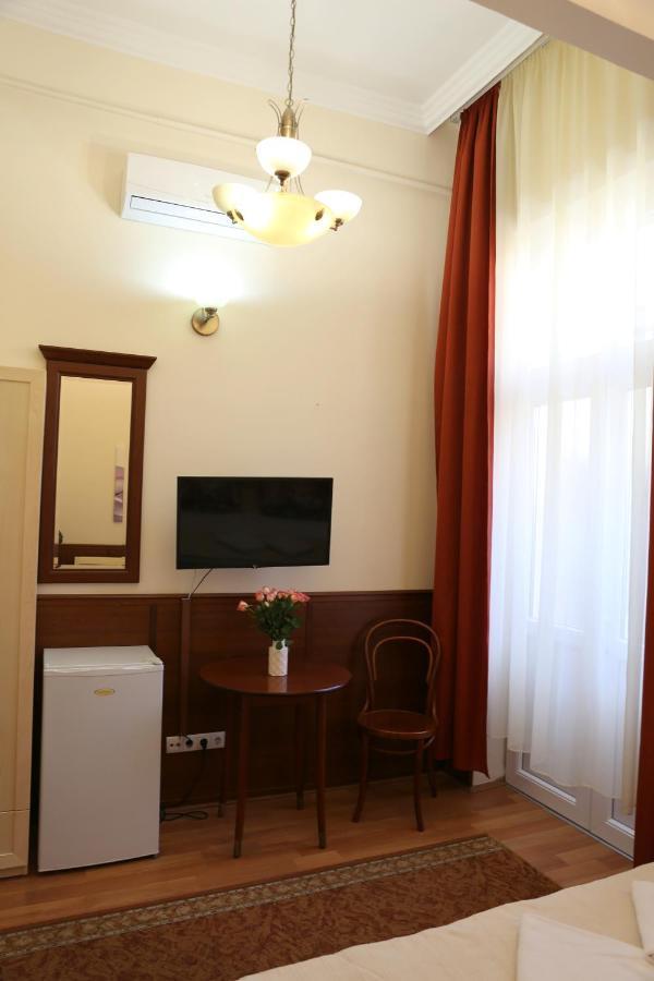 Peterfia Panzio Hotel เดเบรตเซน ภายนอก รูปภาพ