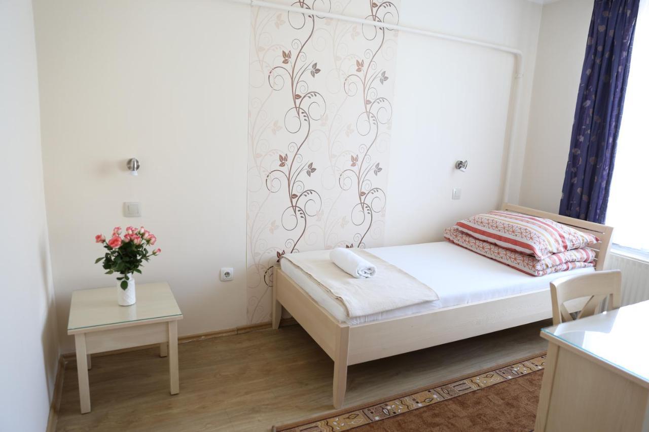 Peterfia Panzio Hotel เดเบรตเซน ภายนอก รูปภาพ