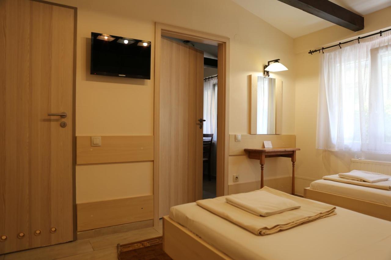 Peterfia Panzio Hotel เดเบรตเซน ภายนอก รูปภาพ