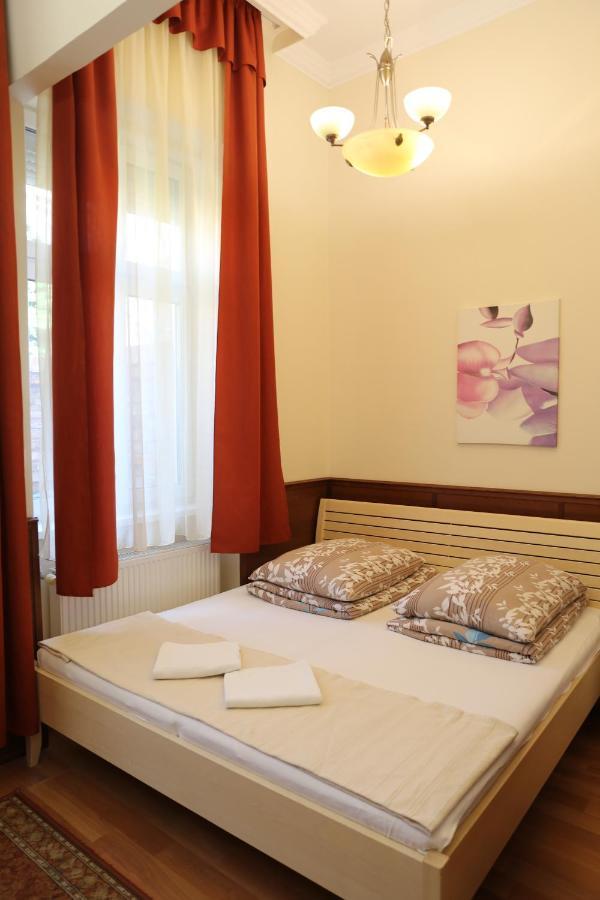 Peterfia Panzio Hotel เดเบรตเซน ภายนอก รูปภาพ