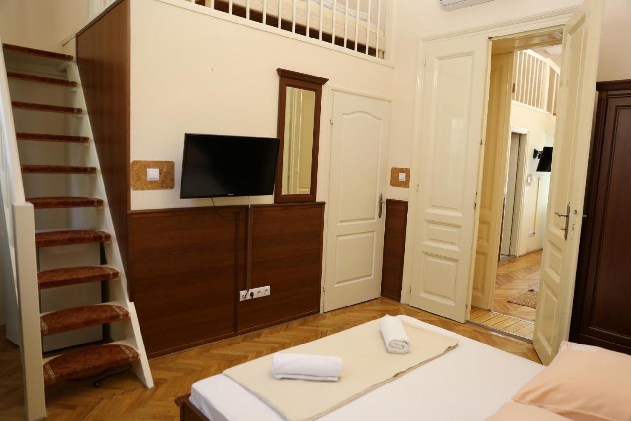 Peterfia Panzio Hotel เดเบรตเซน ภายนอก รูปภาพ