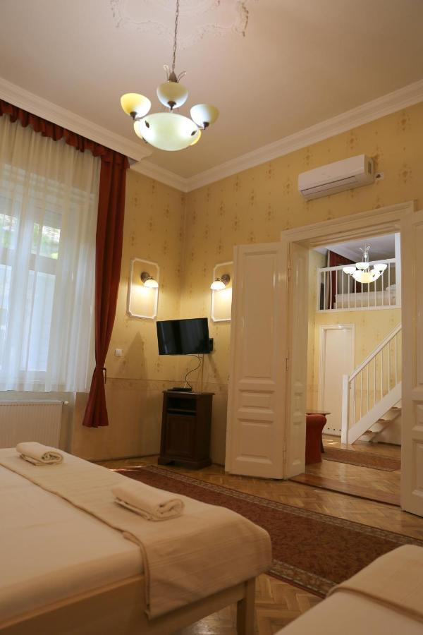 Peterfia Panzio Hotel เดเบรตเซน ภายนอก รูปภาพ