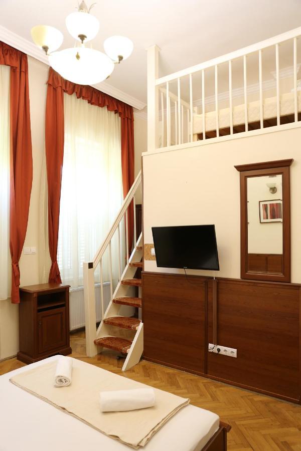 Peterfia Panzio Hotel เดเบรตเซน ภายนอก รูปภาพ