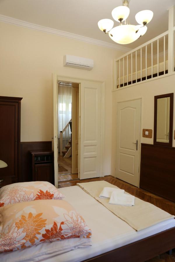 Peterfia Panzio Hotel เดเบรตเซน ภายนอก รูปภาพ