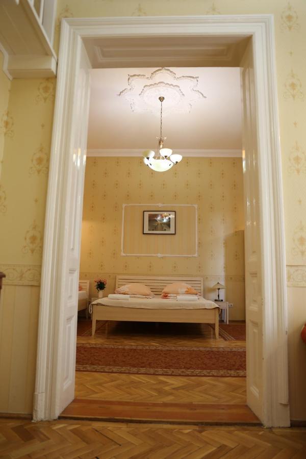 Peterfia Panzio Hotel เดเบรตเซน ภายนอก รูปภาพ
