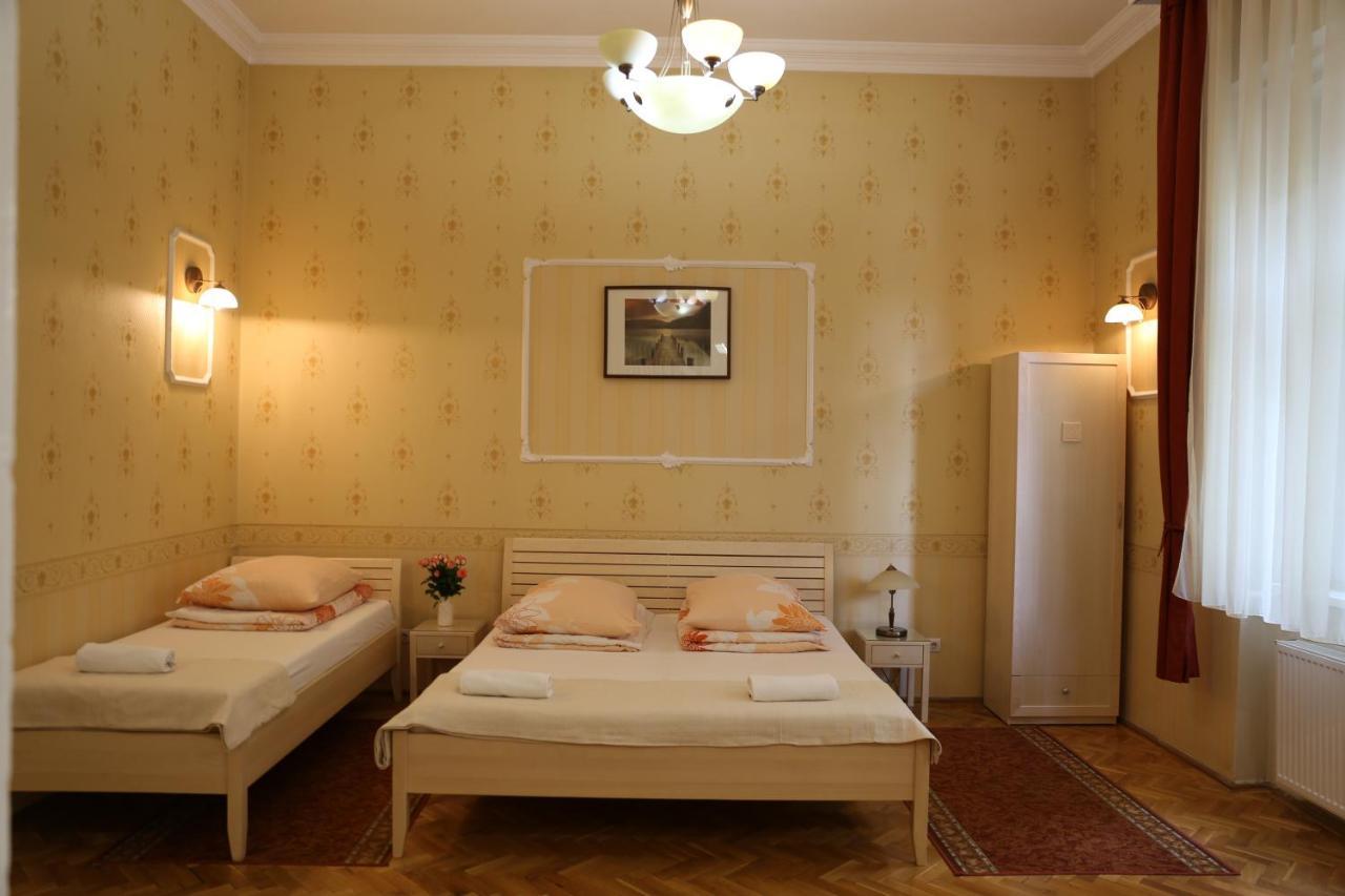 Peterfia Panzio Hotel เดเบรตเซน ภายนอก รูปภาพ