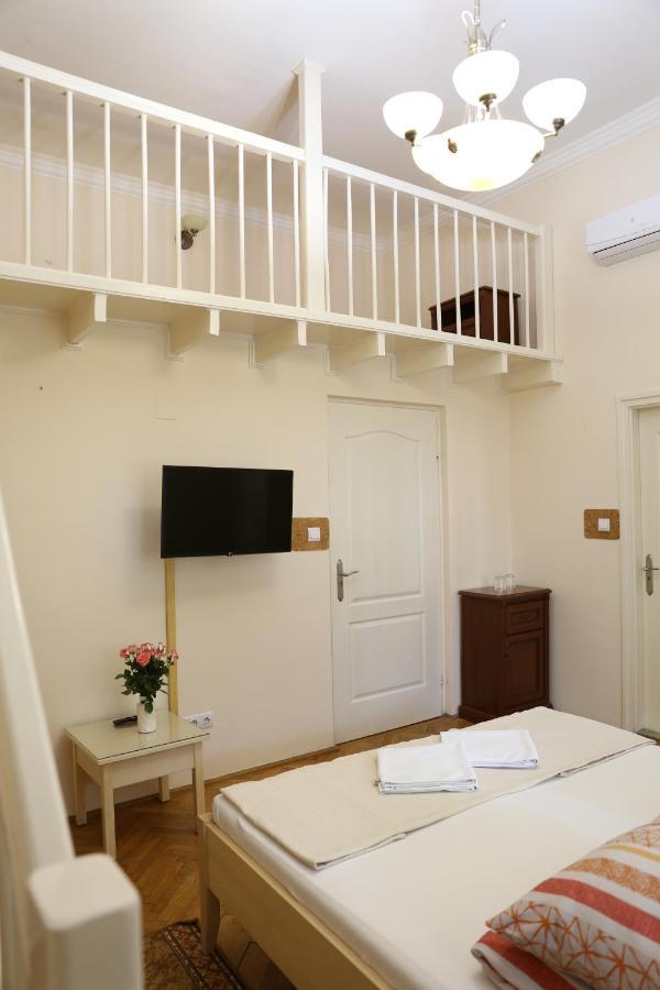 Peterfia Panzio Hotel เดเบรตเซน ภายนอก รูปภาพ