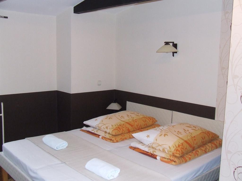 Peterfia Panzio Hotel เดเบรตเซน ภายนอก รูปภาพ