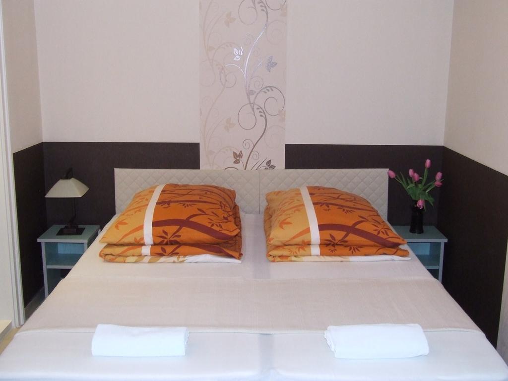 Peterfia Panzio Hotel เดเบรตเซน ภายนอก รูปภาพ
