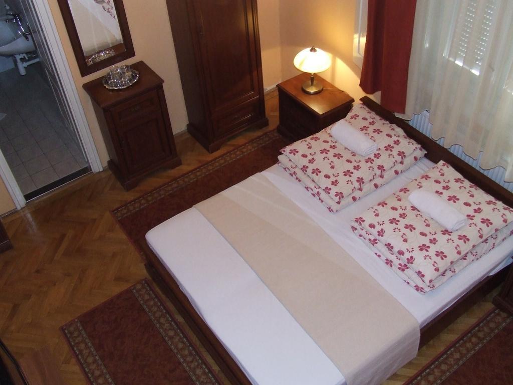 Peterfia Panzio Hotel เดเบรตเซน ภายนอก รูปภาพ